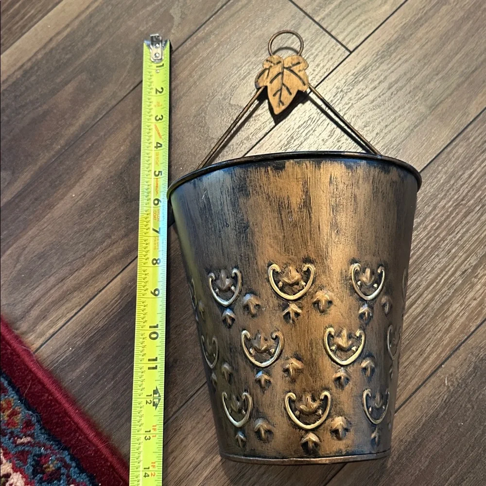Rustic Metal Hanging Wall Basket Swirled Design Handle Garden Decor Leaf vase